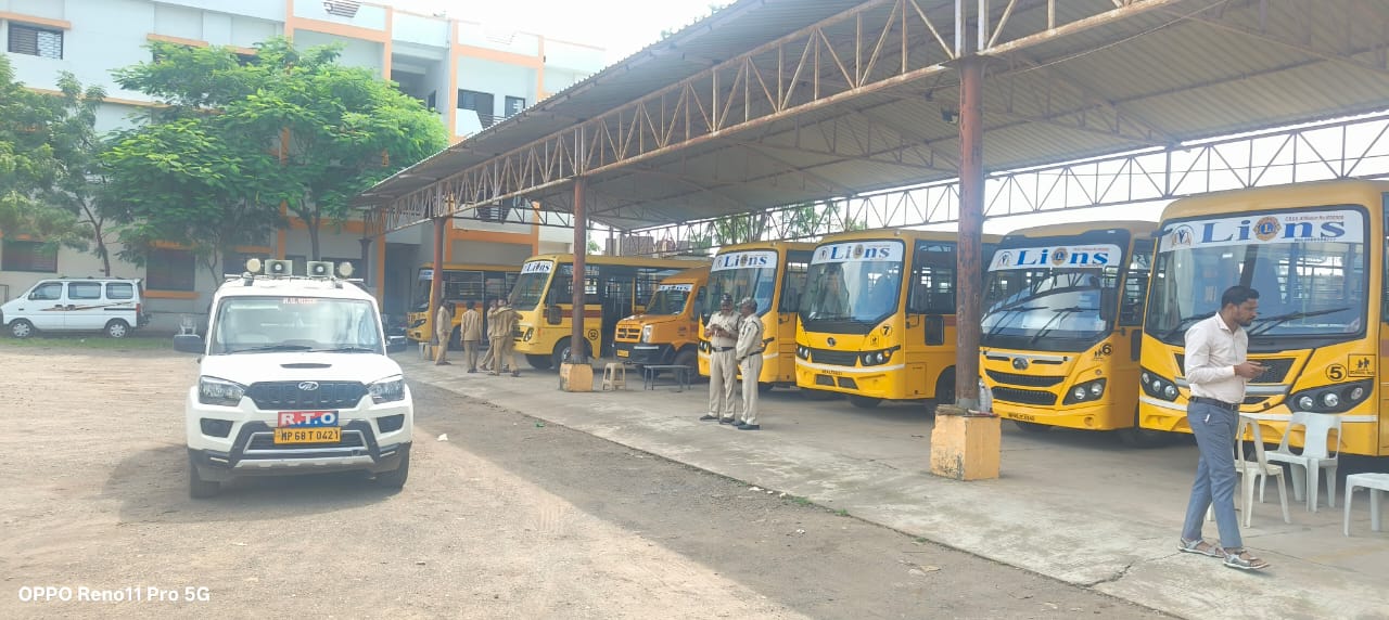 जिला परिवहन अधिकारी द्वारा की गई स्कूल वाहनों की जांच