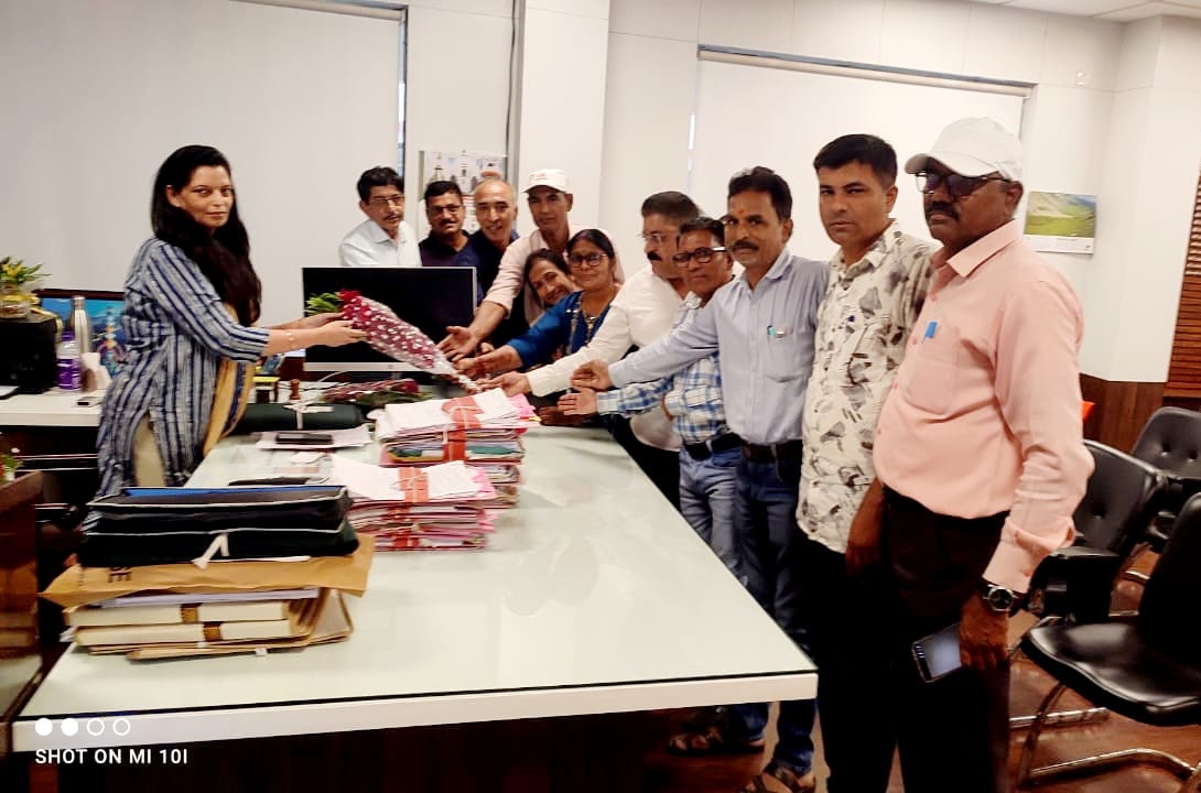 मप्र शिक्षक संघ ने नवागत कलेक्टर श्रीमती माथुर से भेट कर स्वागत किया