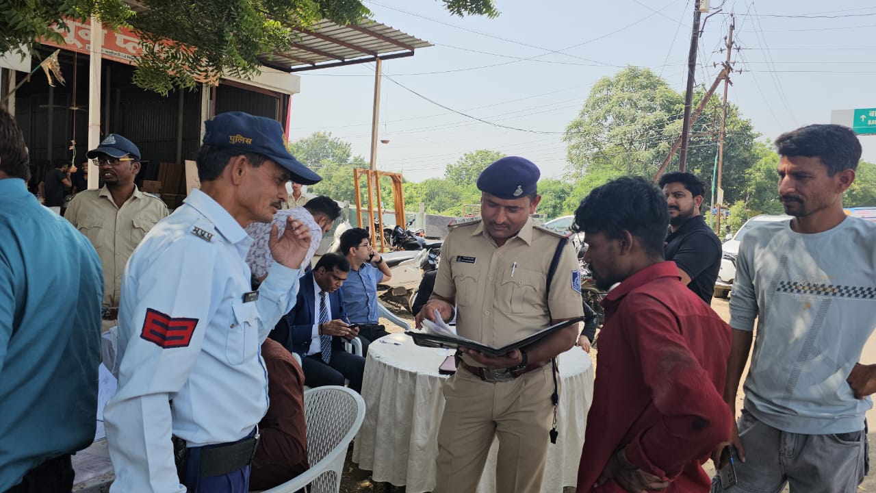 थाना यातायात बड़वानी एवं चलित कोर्ट मोबाइल द्वारा यातायात साक्षरता एवं जागरूकता अभियान के अंतर्गत विशेष चेकिंग अभियान संपन्न