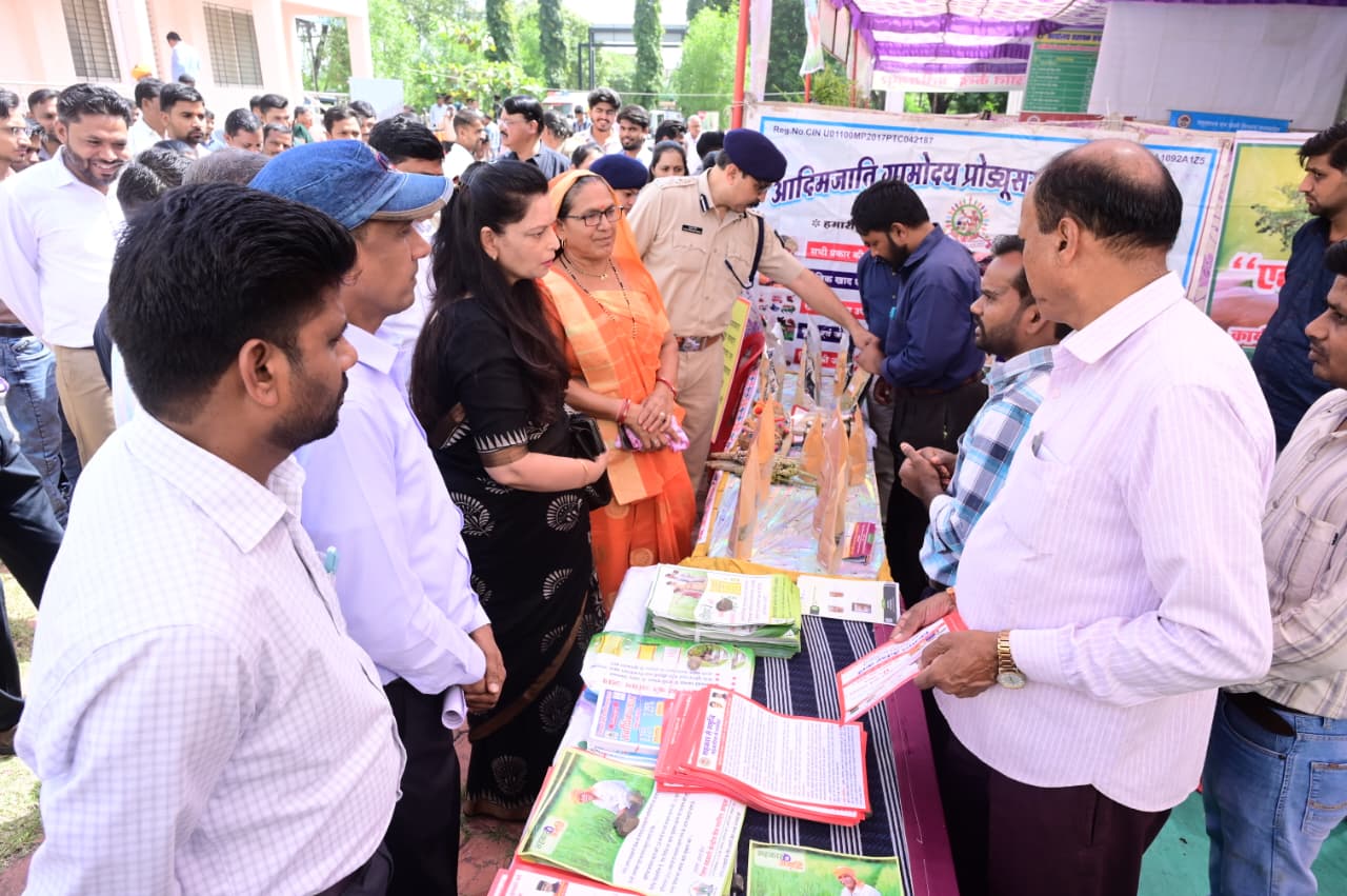 प्रधानमंत्री धन-धान्य कृषि योजना का हुआ शुभारंभ,अतिथियों एवं ग्रामीणों द्वारा विभाग द्वारा प्रदर्शनी का अवलोकन किया