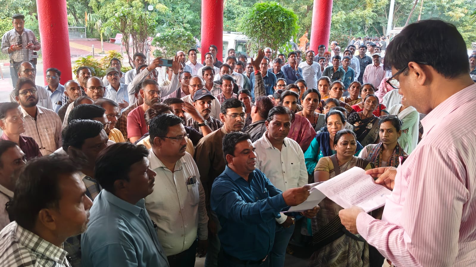 शिक्षकों ने निकाली बाइक रैली: वेतन से जोड़ी गई ई-अटेंडेंस व्यवस्था का कड़ा विरोध, मुख्यमंत्री से तत्काल रोक लगाने की मांग