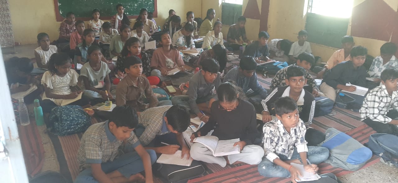 शिक्षा व्यवस्था का झोल: कसरावद के शासकीय माध्यमिक विद्यालय में एक कमरे में अध्यापन को मजबूर 66 छात्र-छात्राएं