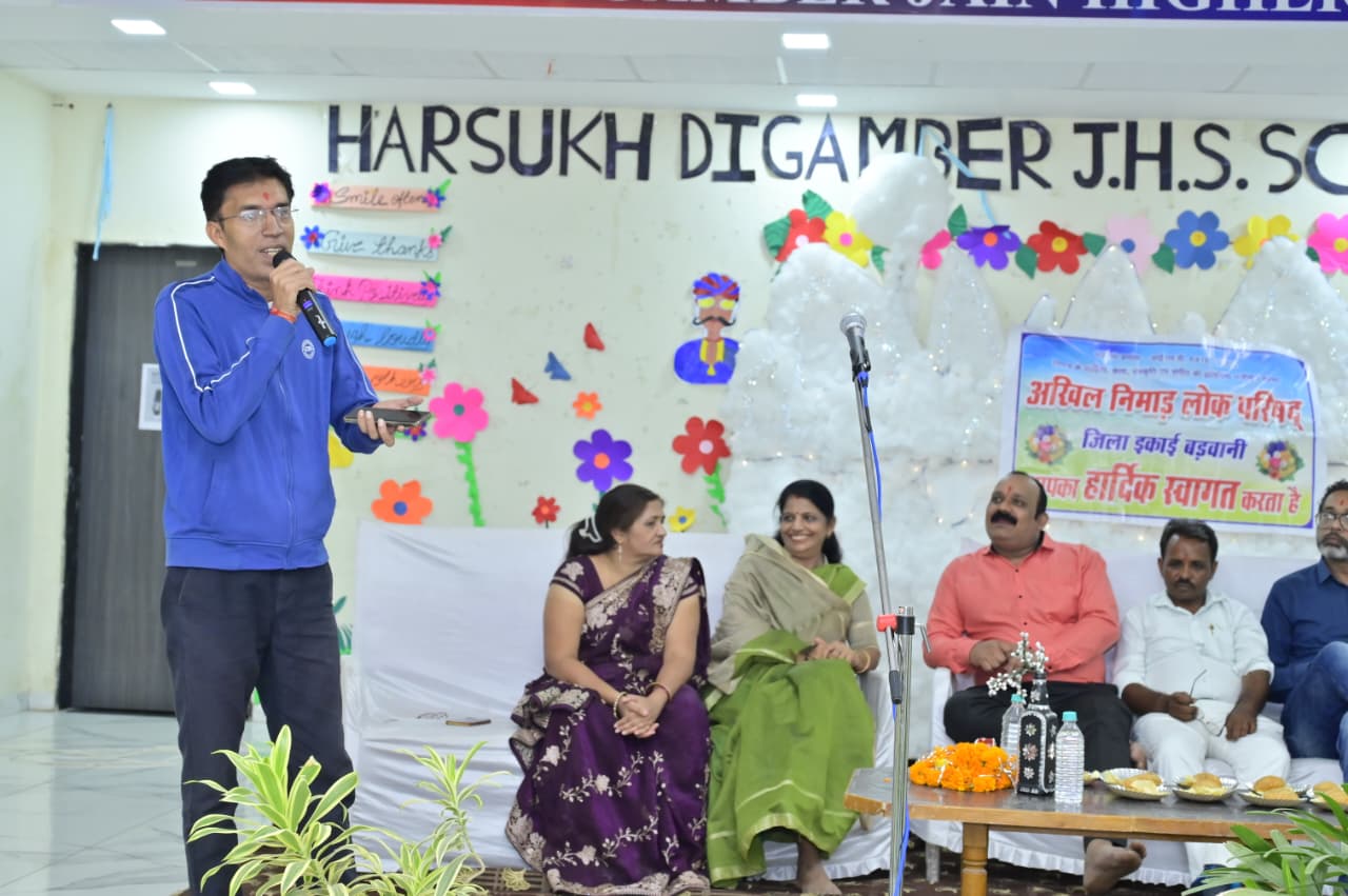 ✨ साहित्य परिषद की काव्य गोष्ठी संपन्न ✨“बिछते हरसिंगार हैं, सुरभित शरद प्रवीण ।शीत किवरिया खुल रही, पावस होती क्षीण