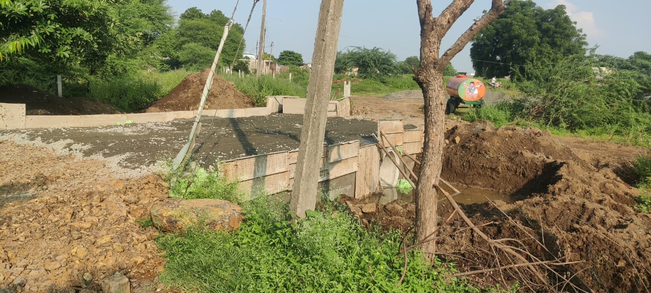 वहा रे….. वहा रे….•मेरे सिस्टम के ईमानदार ठेकेदार ओर इंजीनियर…..!!•ठेकेदार ओर इंजीनियर शासन को लाखों रुपए का लगा रहे चुना……•एस्टीमेट के अनुसार नही मनमर्जी के अनुसार डस्ट से बन रही है पुलिया निर्माण….