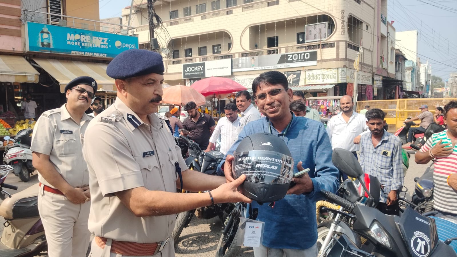हमें चालान नहीं, हेलमेट चाहिए, पुलिस ने अभियान चलाकर चालकों को हेलमेट बैंक से हेलमेट वितरण किया