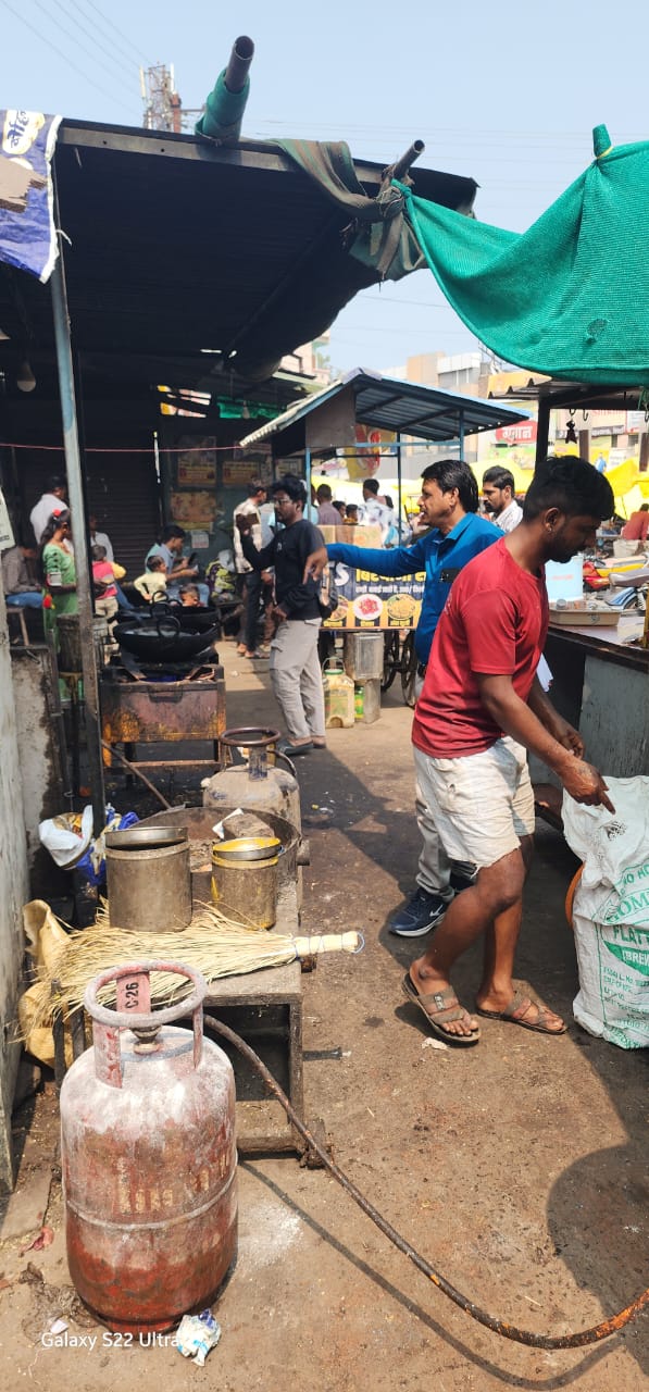 घरेलू गैस का दुरुपयोग: बड़वानी में खाद्य विभाग की बड़ी कार्रवाई, होटलों से 9 सिलेंडर जब्त, ₹21,400 का माल पकड़ा गया