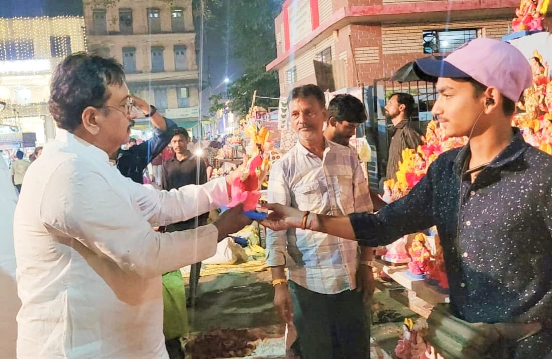 मंत्री डॉ. कुंवर विजय शाह ने दीपावली के लिए फुटपाथ पर बैठे स्थानीय दुकानदारों से खरीदी स्वदेशी सामग्री, नागरिकों से की ‘वोकल फॉर लोकल’ की अपील