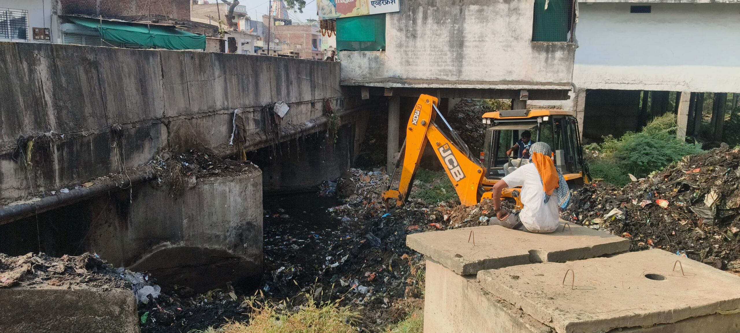 दूषित पानी की शिकायत के बाद सजवानी में सफाई अभियान तेज, स्टेट हाईवे पुलिया के नीचे जेसीबी से दिनभर चला नाले की सफाई का कामग्राम सचिव निलंबित; पीएचई विभाग पेयजल लाइन के चैंबर और वॉल दुरुस्ती में जुटा, डॉक्टर्स ने लगाया चेकअप शिविर