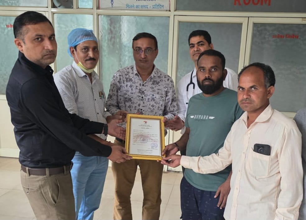 ✨ महादान की मिसाल: कसरावद के अशोक राठौड़ के निधन पर परिजनों ने किया नेत्रदान, दो जिंदगियां होंगी रोशन 👁