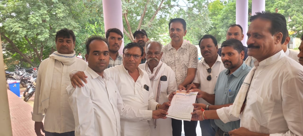 📢 कसरावद में किसानों की समस्याओं को लेकर कांग्रेस का प्रदर्शन, CM के नाम सौंपा ज्ञापन