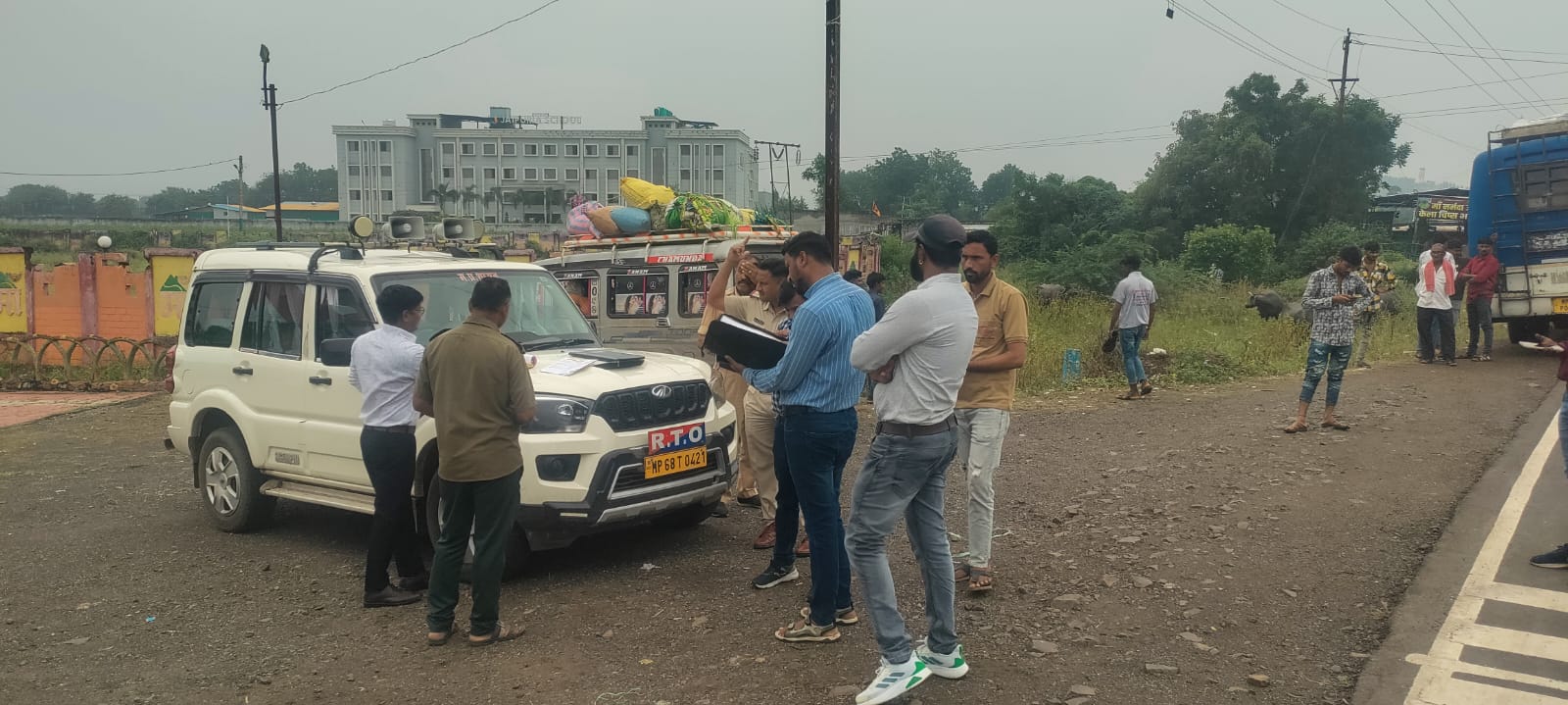 🚦 यातायात अनुशासन पर सख्ती! कुक्षी-मनावर रोड पर RTO और बड़वानी पुलिस की संयुक्त कार्रवाई, दो बसें जब्त 🚌