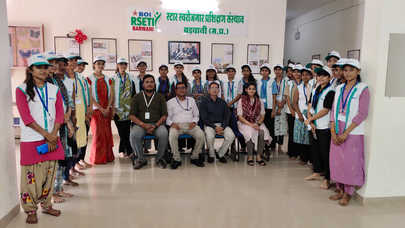 💻 कंप्यूटर एकाउंटिंग प्रशिक्षण संपन्न: 30 छात्राएं स्वरोजगार के लिए तैयार! 🎓🤝 बड़वानी आरसेटी में 38 दिवसीय कार्यक्रम का समापन; भारत सरकार की ऋण योजनाओं पर दी गई जानकारी