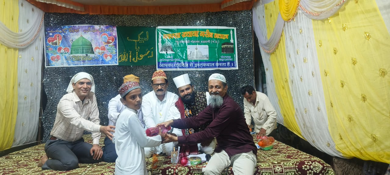 ✨ पनवाड़ी मोहल्ला: मदरसा ख्वाजा गरीब नवाज का 16वां सालाना जलसा संपन्न; बच्चों ने दिया नात, तकरीर और देशप्रेम का संदेश 🕌