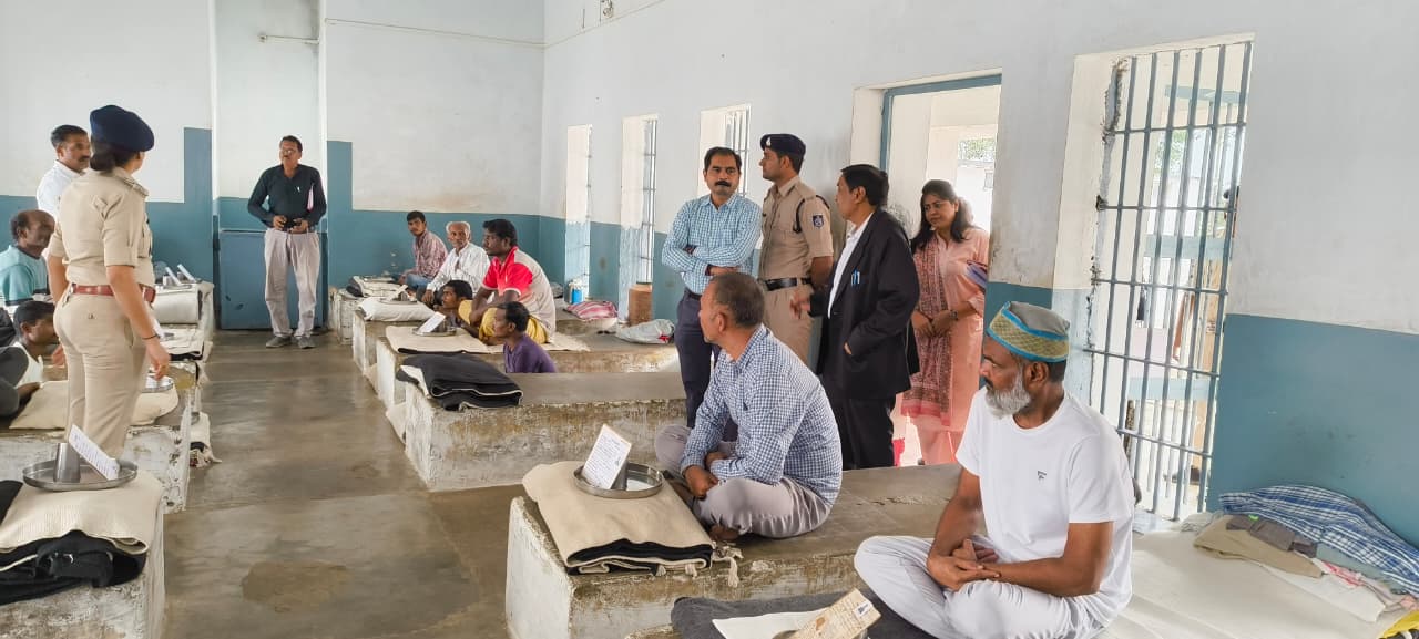 ⚖️ प्रधान जिला न्यायाधीश ने किया कसरावद जेल का निरीक्षण; बंदियों से भोजन, पानी और अपील संबंधी व्यवस्थाओं की ली जानकारी ⛓️