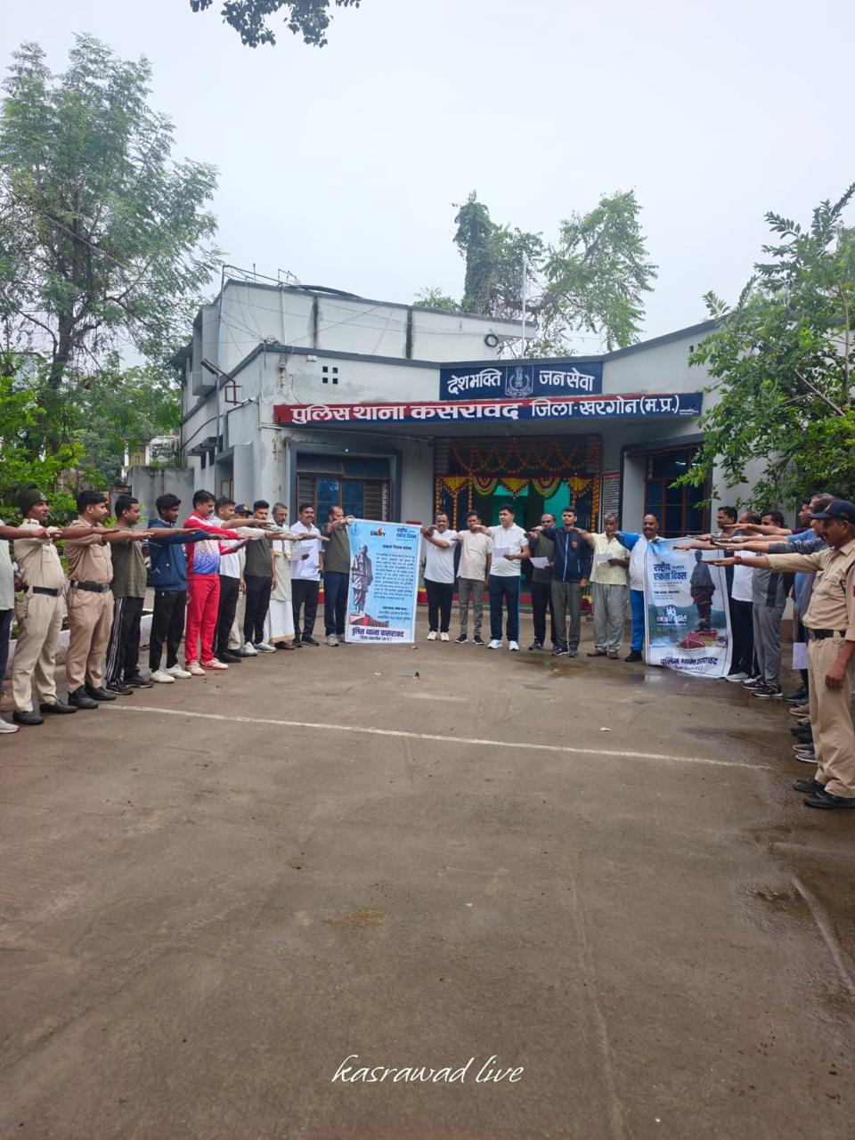 🇮🇳 कसरावद में ‘रन फॉर यूनिटी’ का भव्य आयोजन: एकता और अखंडता के लिए दौड़ा शहर 🏃‍♂️🤝 पुलिस अधीक्षक के निर्देश पर हुई मैराथन; पत्रकार, व्यापारी और छात्रों ने लिया हिस्सा; एकता की शपथ के साथ हुआ वृक्षारोपण