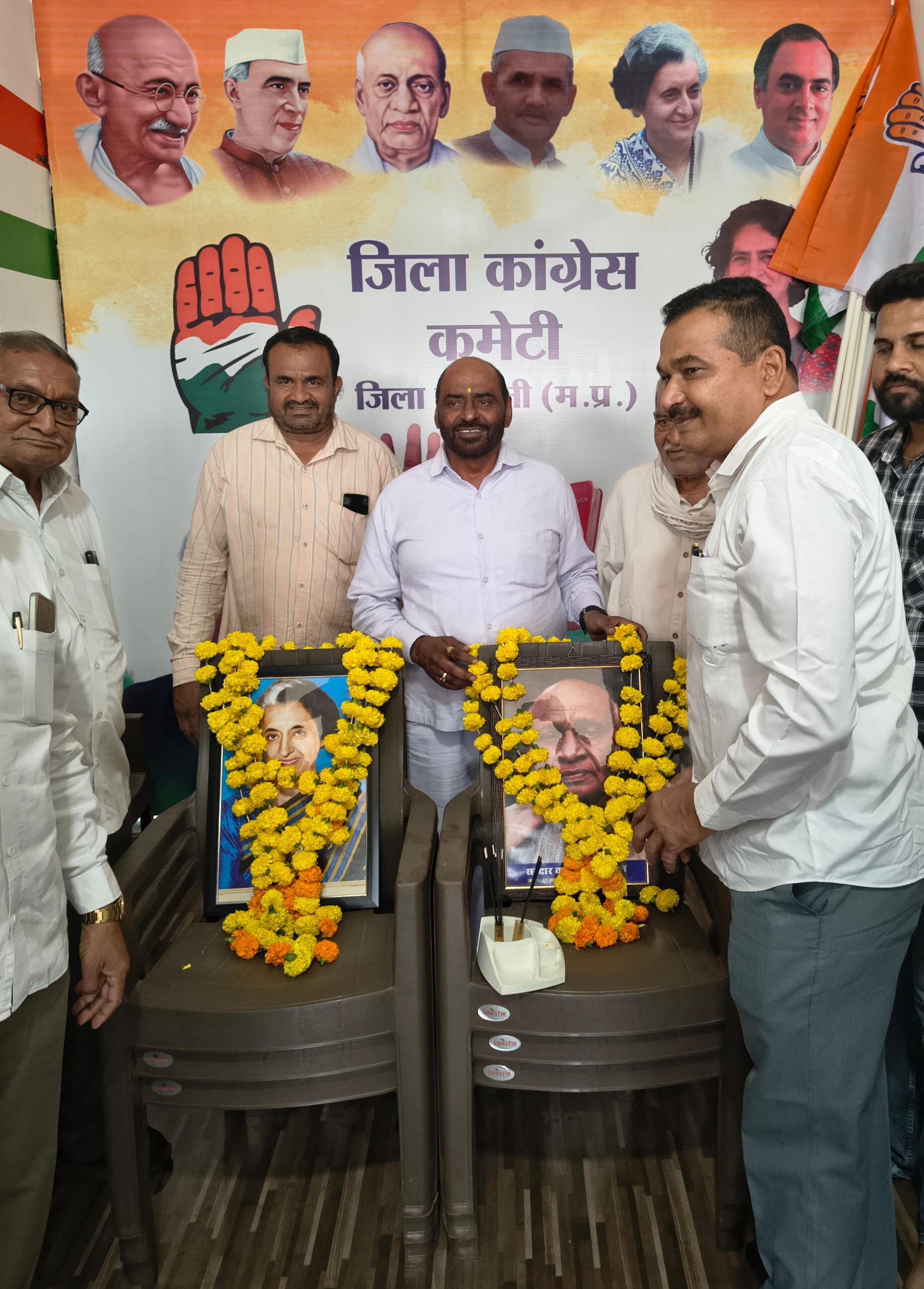 जिला कांग्रेस कार्यालय बड़वानी में इंदिरा गांधी को श्रद्धांजलि, सरदार पटेल जयंती पर एकता का संकल्प 🤝