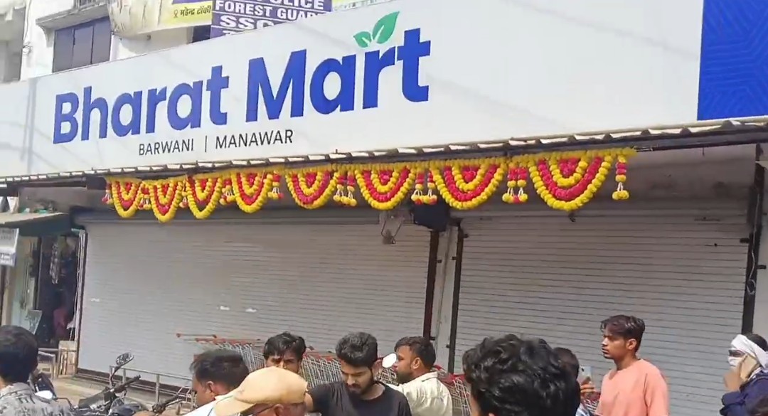बड़वानी के भारत मार्ट में जमकर हंगामा, कर्मी पर युवती से छेड़छाड़ का आरोप; गुस्साए परिजनों ने की पिटाई, कार के शीशे तोड़ेआरोपी कर्मी पुलिस हिरासत में, मार्ट के जिम्मेदार शटर बंद कर हुए गायब; थाने की दहलीज तक हुई मारपीट