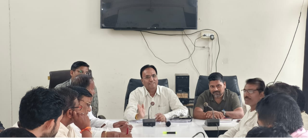 🗳️ 1 जनवरी 2026 की मतदाता सूची होगी तैयार! कसरावद में राजनीतिक दलों को दी गई पुनरीक्षण कार्यक्रम की जानकारी 📜🏠 BLO घर-घर जाकर करेंगे सत्यापन, 18 वर्ष पूर्ण करने वालों से लिए जाएंगे अग्रिम आवेदन; 7 फरवरी को अंतिम प्रकाशन