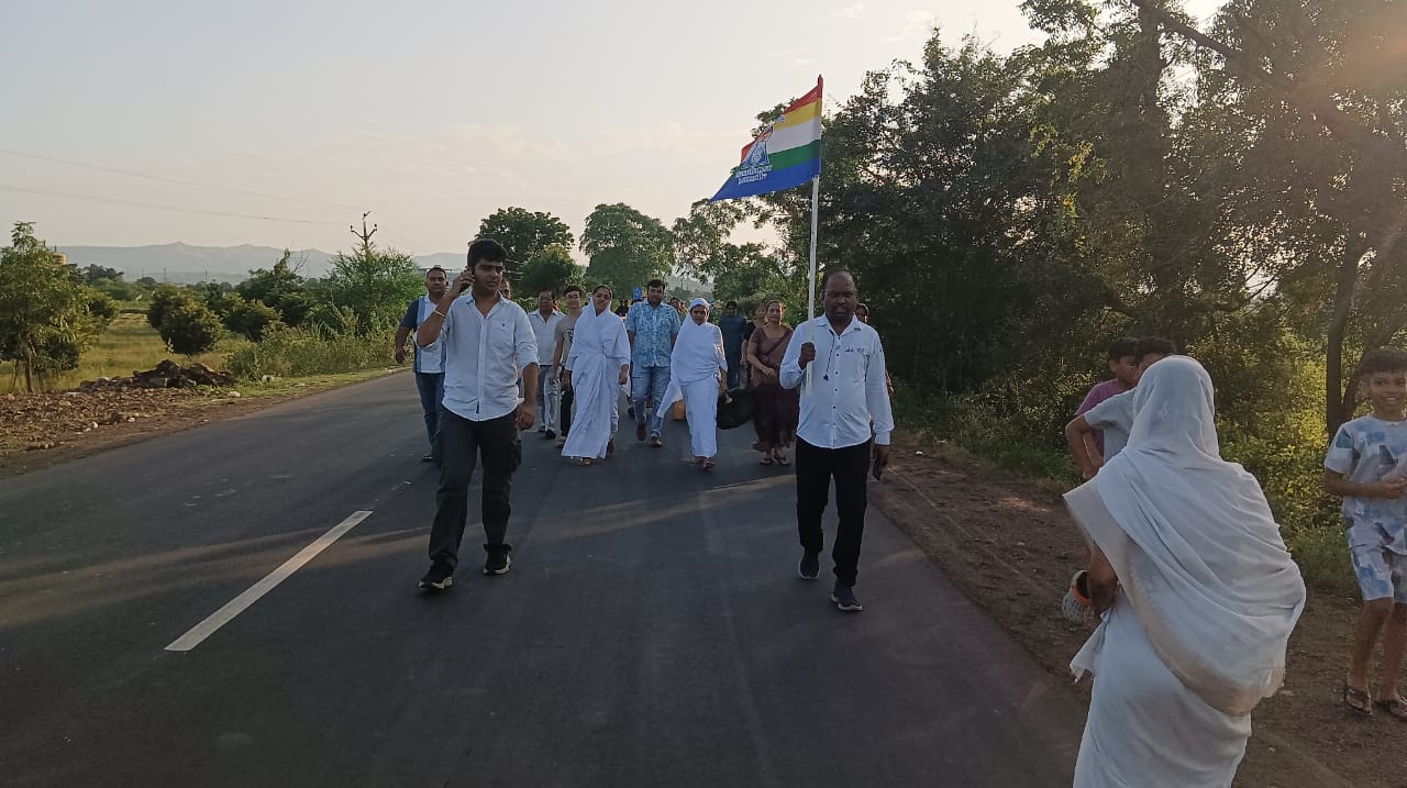 😭📿 बहते अश्रुओं से विदाई: चार माह के चातुर्मास के बाद आर्यिका माँ विकुंदन श्री ससंघ का बड़वानी से मंगल बिहार 👣