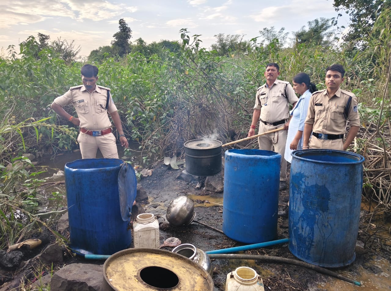 🚫 ₹3 लाख की अवैध मदिरा और महुआ लहान ज़ब्त; खरगोन आबकारी विभाग का कसरावद में बड़ा एक्शन 🔥🚨 विशेष अभियान के तहत 6 प्रकरण दर्ज, 2 आरोपी गिरफ्तार; कलेक्टर के निर्देश पर कार्रवाई जारी