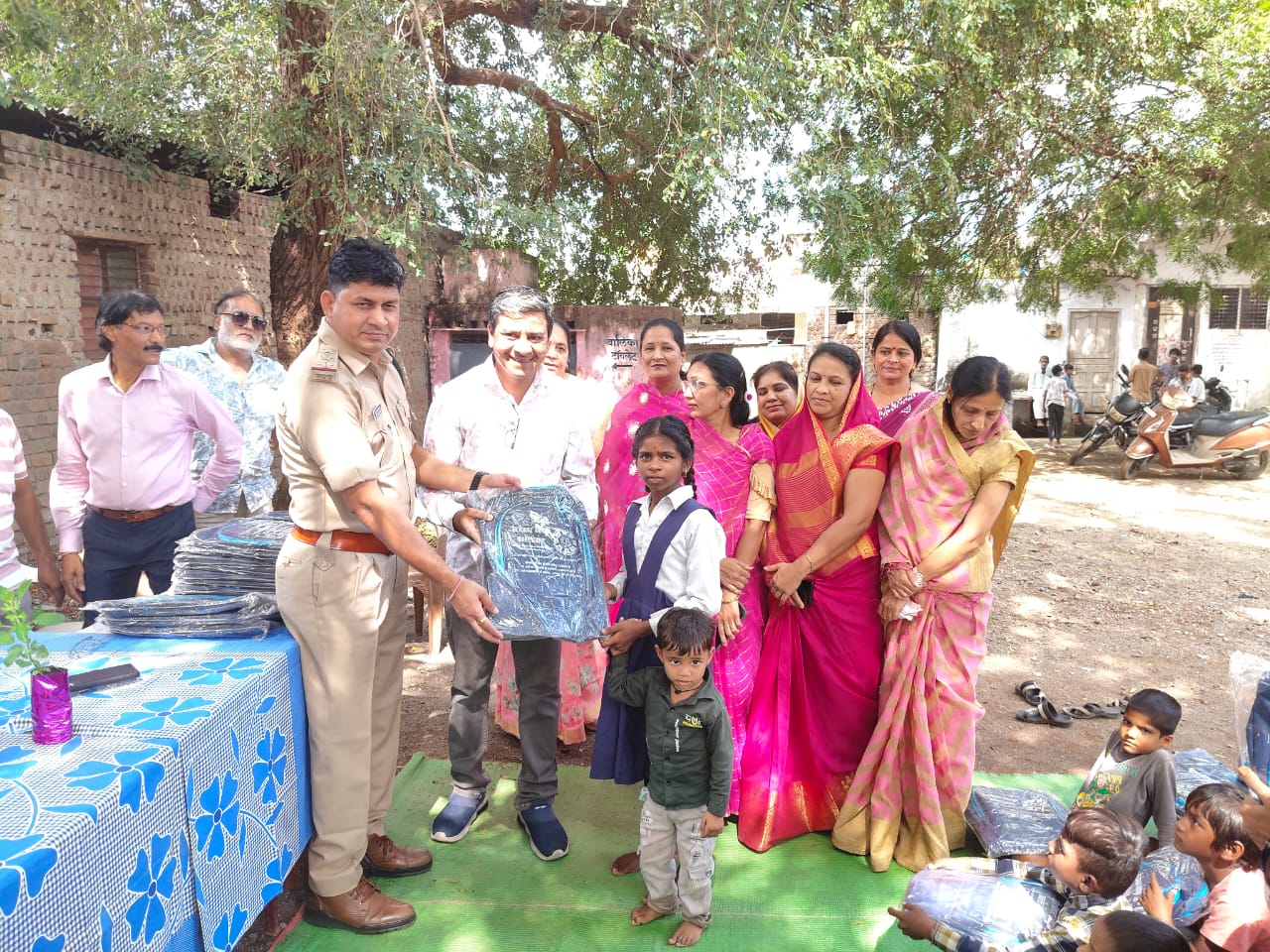 📚 परोपकार ही सबसे बड़ी सेवा और धर्म है: थाना प्रभारी राजेंद्र बर्मन; कसरावद में स्कूली बच्चों को बैग वितरण 🎒🙏 जैन दिवाकर विचार मंच महिला शाखा ने गुरुदेव चौथमल जी की जयंती पर किया मानव सेवा का कार्य