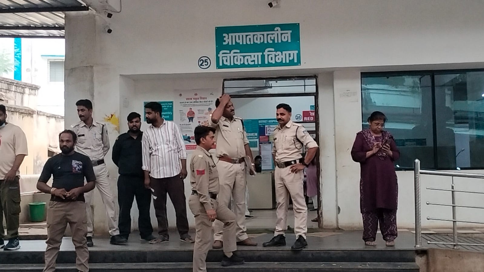 🚌💥 मवेशी सामने आने से भीषण हादसा: भोपाल-अलीराजपुर यात्री बस पलटी, 16 घायल; जिला अस्पताल में भर्ती 🏥