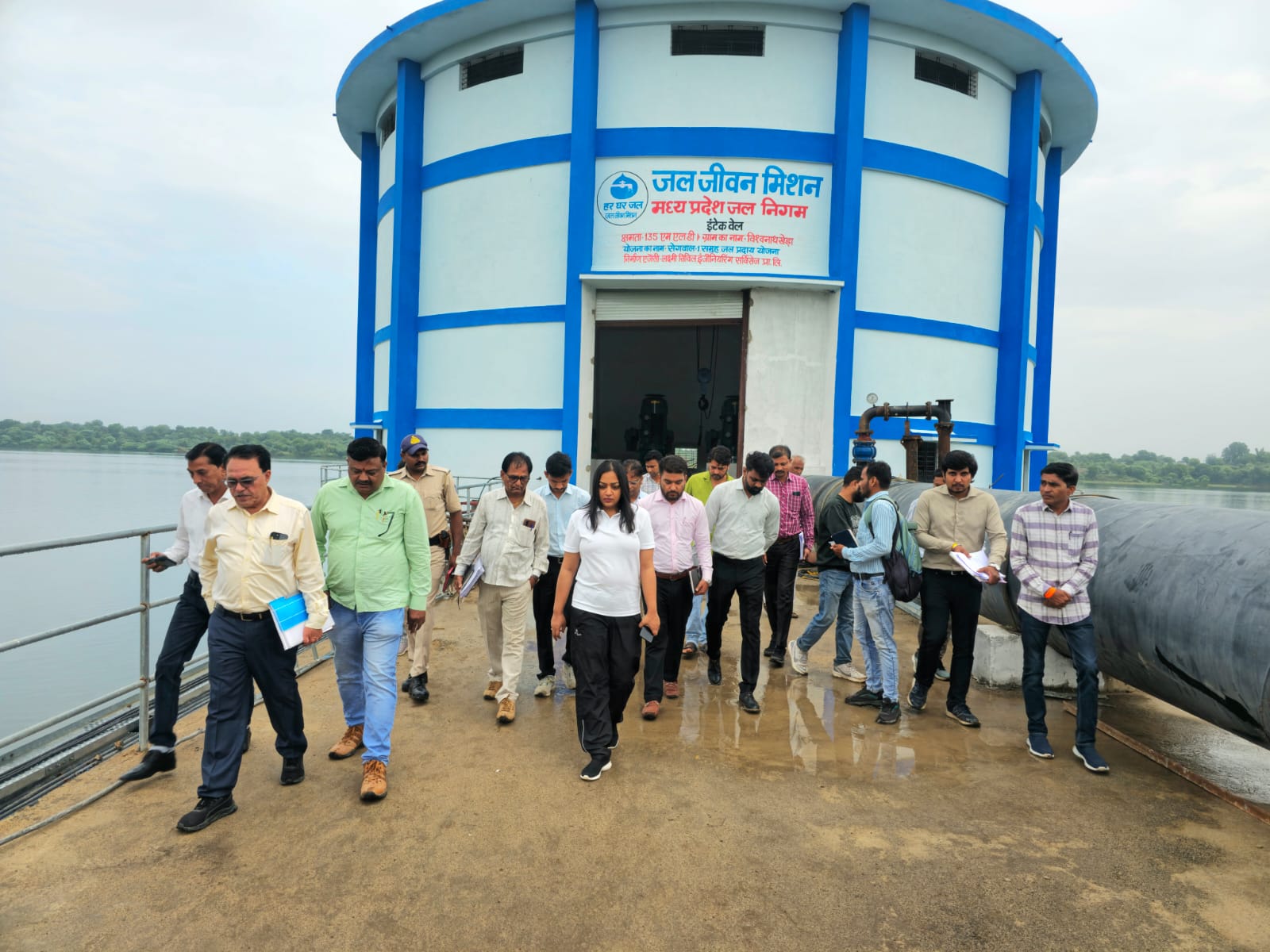 🚰🗓️ कलेक्टर ने किया ’जल जीवन मिशन’ के कार्यों का औचक निरीक्षण; समय पर और गुणवत्तापूर्ण काम पूरा करने के निर्देश ✅