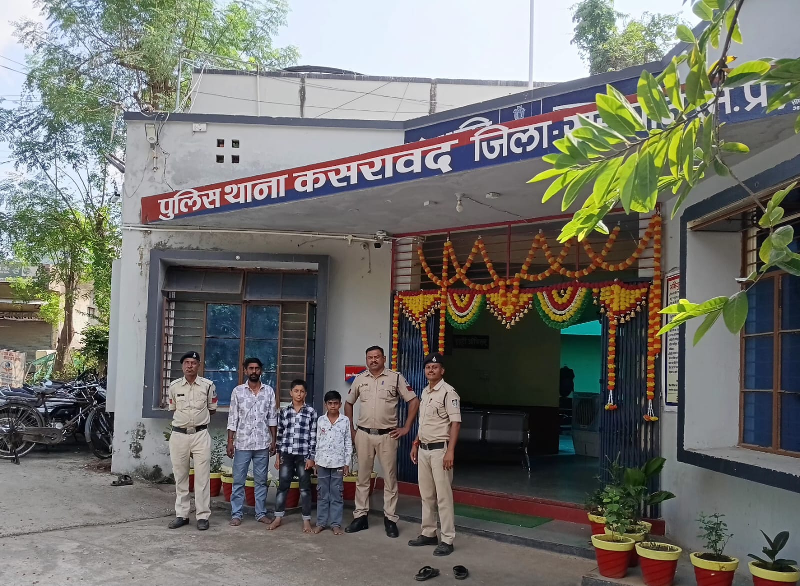 🚔✅ कसरावद पुलिस की तत्परता: बारात में राह भटके 2 नाबालिग सुरक्षित परिजनों को सौंपे, पुलिस टीम की हुई सराहना 🙏