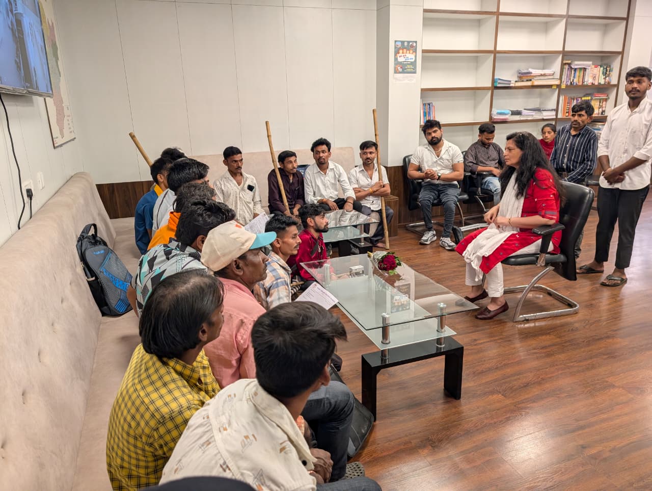 दिव्यांगजन पहुंचे और कलेक्टर कार्यालय, विभिन्न समस्याओं को लेकर कलेक्टर को सौंपा आवेदन