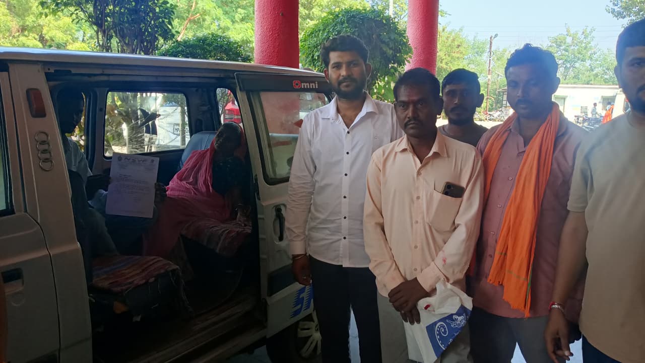 🚨 जीआरएस की अवैध वसूली: वृद्धा को मारुति में कलेक्टर कार्यालय लाए ग्रामीण, कुटीर राशि के नाम पर 10 हजार रुपए ऐंठने का आरोप