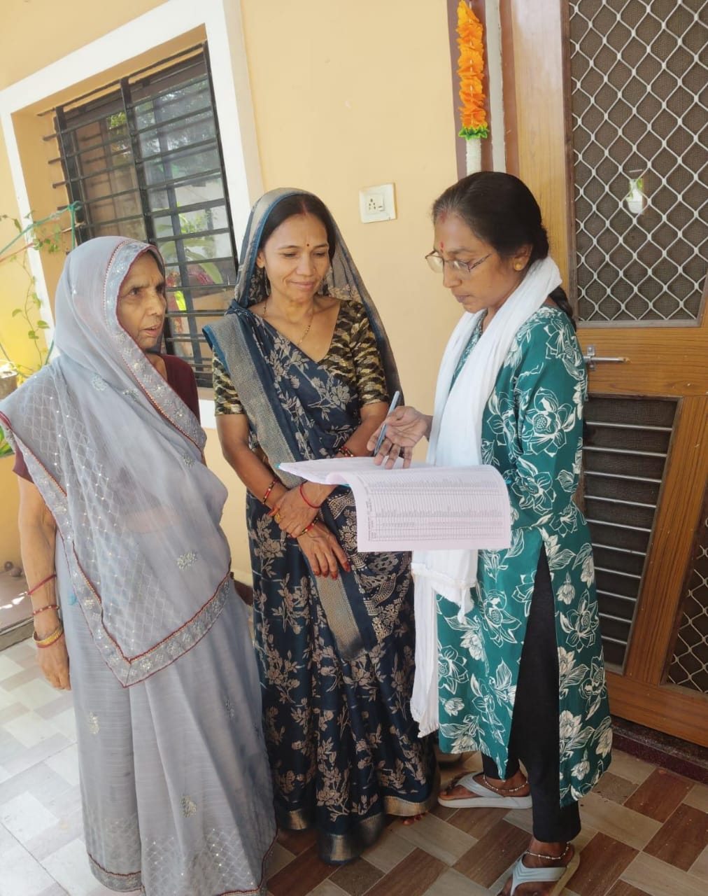 🗳️🏠 आपका वोट, आपका अधिकार! बड़वानी जिले में ‘घर-घर सर्वे’ शुरू, बीएलओ 4 दिसंबर तक मतदाताओं की जानकारी करेंगे अपडेट