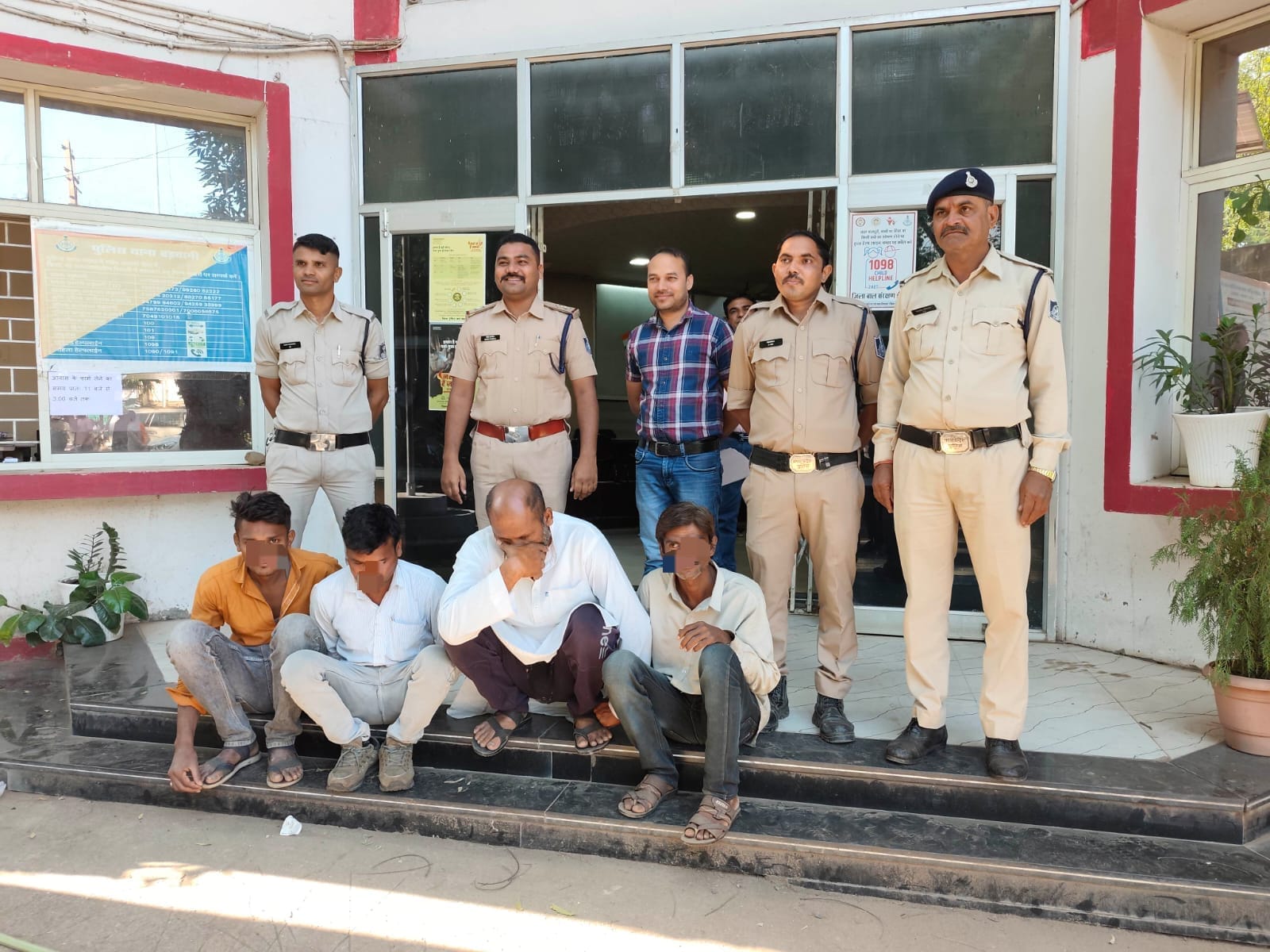 🚨🔒 ऑपरेशन हवालात का कमाल! बड़वानी पुलिस ने लम्बे समय से फरार 4 स्थाई वारंटियों को दबोचा, कोर्ट में पेश