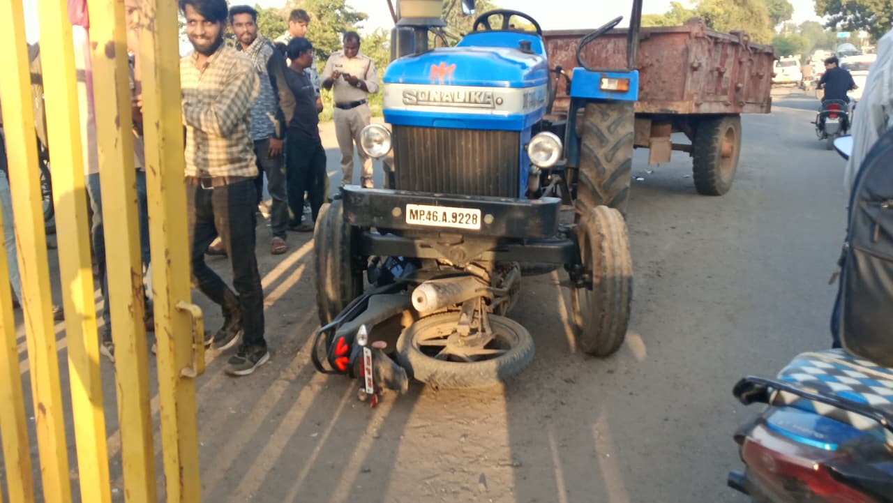 🚨🏍️ दर्दनाक हादसा! बड़वानी के रेवा सर्कल पर भीषण टक्कर, ट्रैक्टर के नीचे फंसी बाइक; घायल सवार अस्पताल में भर्ती 🏥