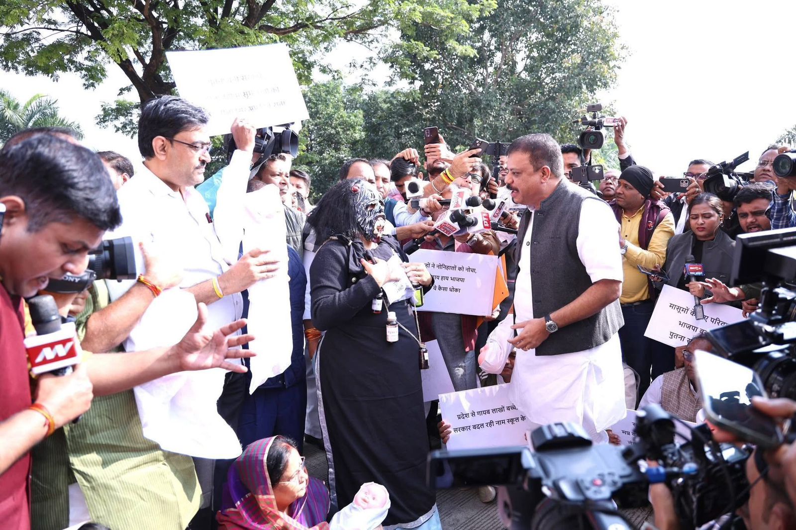 विधानसभा में कांग्रेस का अनूठा विरोध प्रदर्शन, विधायक सेना पटेल ने प्रतीकात्मक पूतना का मास्क, गले में कफ सिरप की बोतलों की माला पहनकर, बच्चों के पुतलों के साथ किया प्रदर्शन