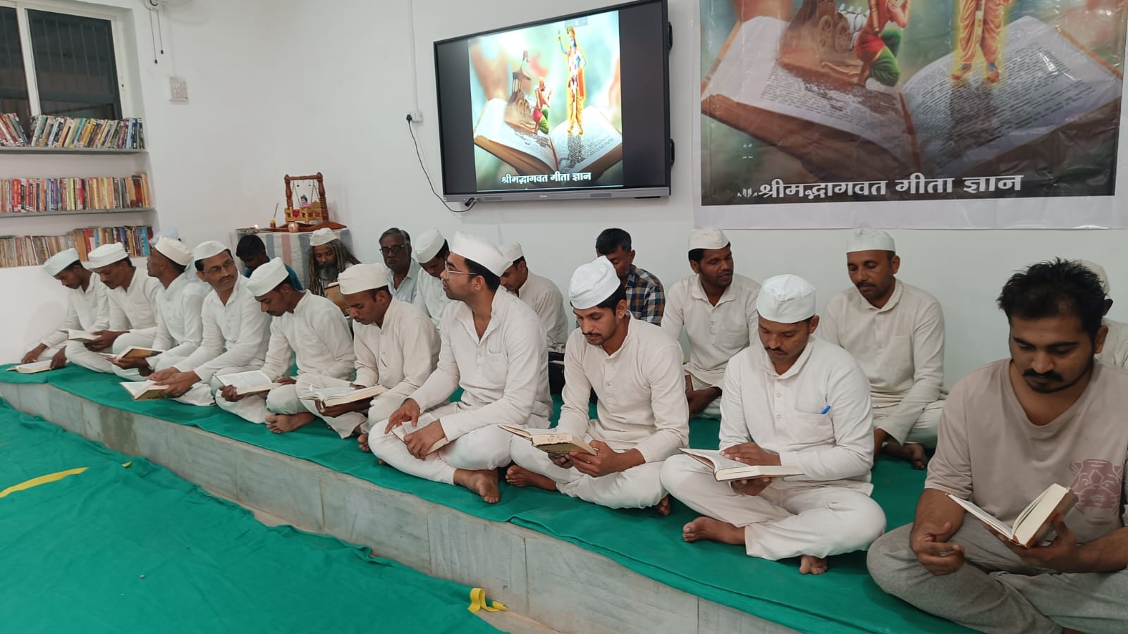गीता जयंती के अवसर पर केंद्रीय जेल बड़वानी में आध्यात्मिक कार्यक्रमों का आयोजन, 20 बंदियों ने किया श्रीमद् भगवद गीता के श्लोकों का वाचन