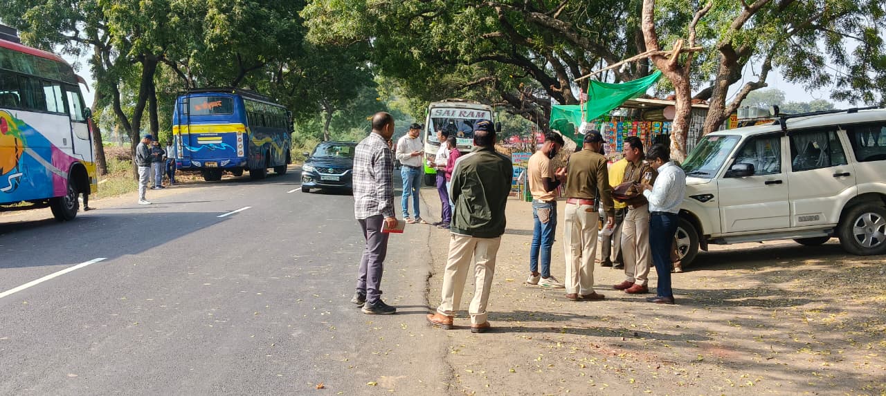 RTO और यातायात पुलिस का संयुक्त अभियान, जिसमें बड़वानी के करही रोड पर चेकिंग हुई, 🚌 एक बस जब्त और कुल ₹13,000 का चालान! 🚨