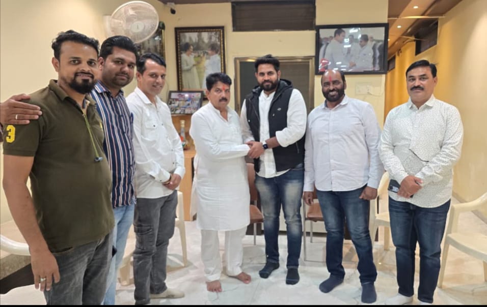 नवनियुक्त जिला आई.टी. सेल अध्यक्ष नितिन यादव ने पूर्व गृह मंत्री बाला बच्चन से की सौजन्य भेंट