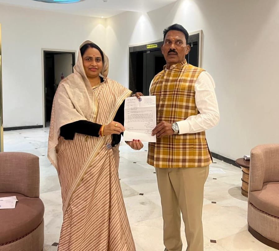 विधानसभा सत्र में&nbsp; विधायक सेना पटेल ने जल संसाधन मंत्री से मुलाक़ात कर, नई सिंचाई परियोजना स्वीकृति का अनुरोध किया