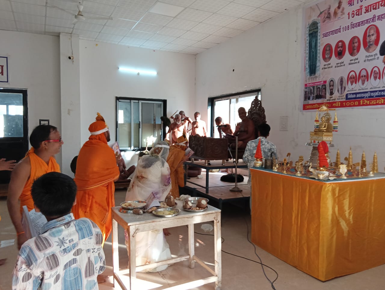 आचार्य श्री विनम्र सागर जी के सान्निध्य में बावनगजा में हुआ भक्तामर विधान, 84 फीट की प्रतिमा का अभिषेक कल