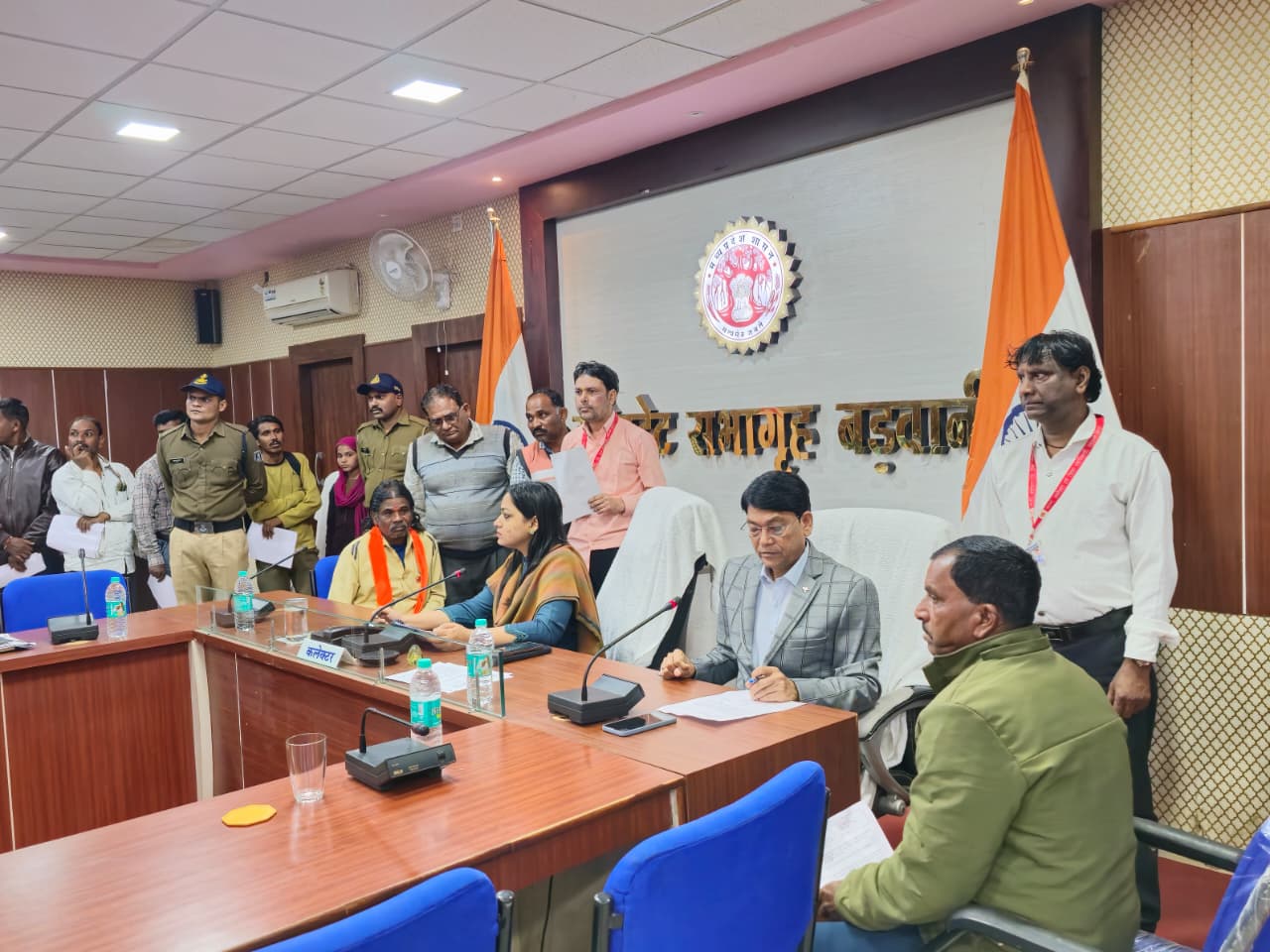 कलेक्टर ने जनसुनवाई में सुनीं 56 आवेदकों की समस्याएं लंबित प्रकरणों का धरातल पर निराकरण करने के दिए सख्त निर्देश