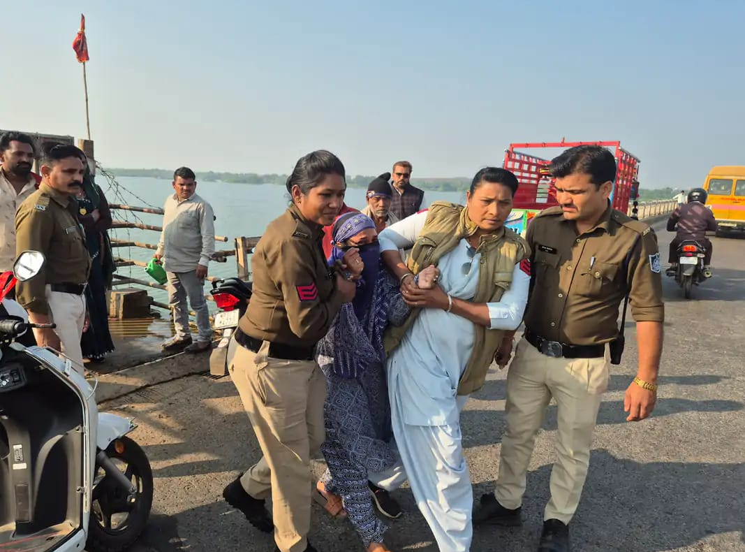 गहन तनाव में तलाकशुदा महिला कसरावद पुल पर नर्मदा में कूदने पहुंची और पुलिस ने तत्परता से जान बचाई।