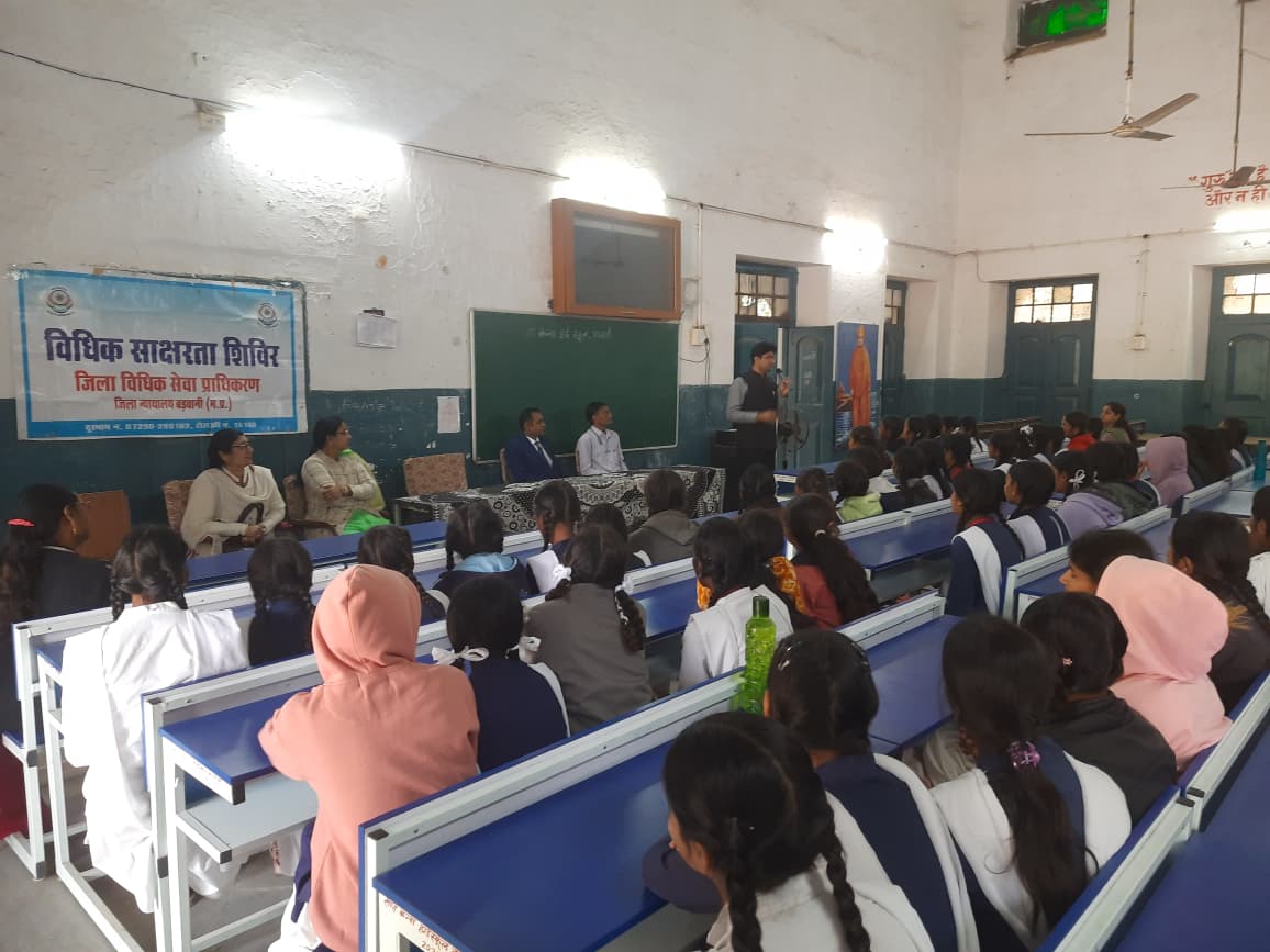 नशा समाज के लिए जहर, युवा इससे दूर रहें, शासकीय कन्या हाई स्कूल में न्यायाधीश अमूल मंडलोई ने दिया संदेश