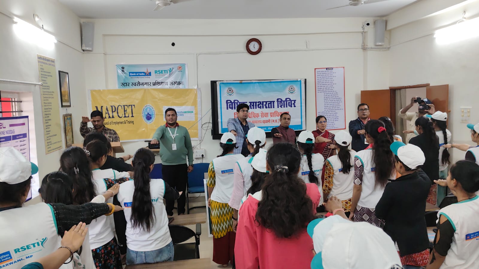 ✨ युवा दिवस पर विधिक साक्षरता और नशा मुक्ति का शंखनाद जहाँ जिला न्यायाधीश ने महिलाओं को बताए न्यायिक अधिकार और दिलाई नशा मुक्ति की शपथ ⚖️🚫