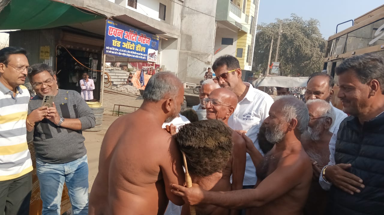 📿 बड़वानी में रत्नत्रय के धारी तीन दिगंबर जैन आचार्यों का ऐतिहासिक मंगल मिलन, जयकारों से गूंजी बावनगजा की तलहटी ✨