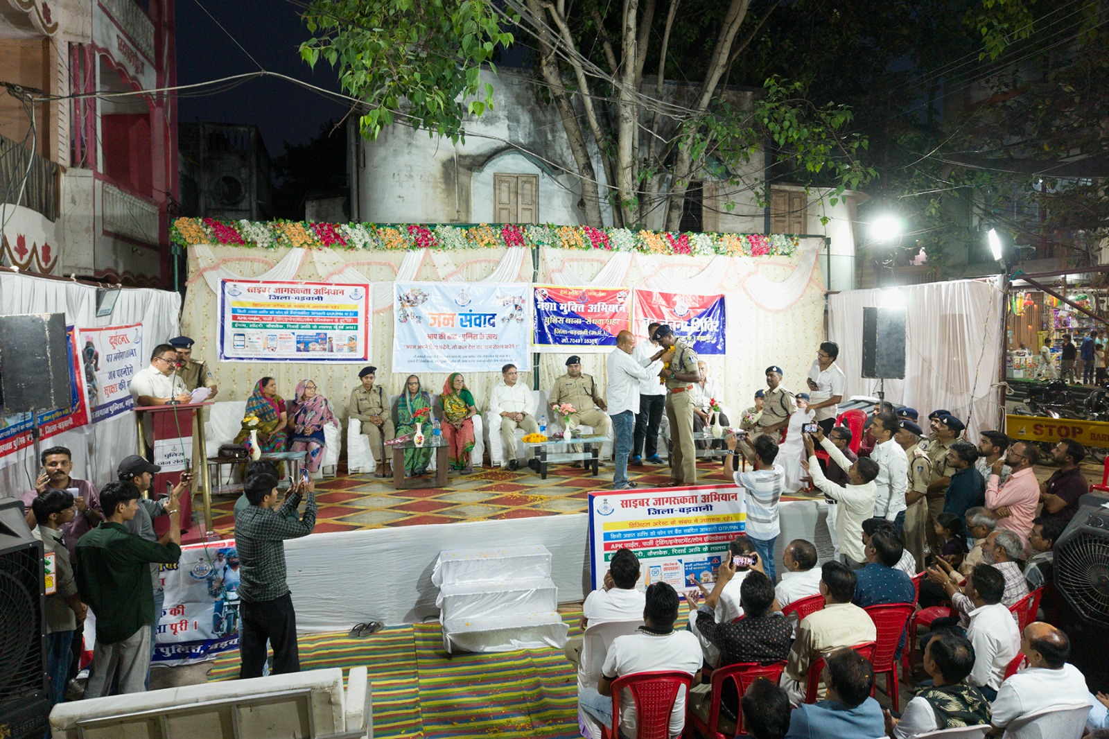 बड़वानी पुलिस की नई पहल: सेंधवा में SP ने किया जनसंवाद, मेधावी छात्रों का सम्मान और महिला सुरक्षा के लिए सौंपी स्कूटी